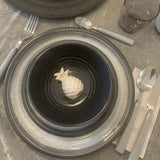 Melamin Geschirr Set Grau Schwarz für 4 Personen 16 Teile mit Edelstahl Thermo Tassen doppelwandig - Tonoptik Essgeschirr - Campinggeschirr Picknick ideal für Camping modern Outdoor