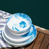 Melamin Geschirrset für 4 Personen - 16 Teile mit Trinkglas hellblau elegante Steingut Optik in weiss-blau Essgeschirr Gläser Wasserglas Tumbler Whiskey Campinggeschirr Picknick Camping Outdoor